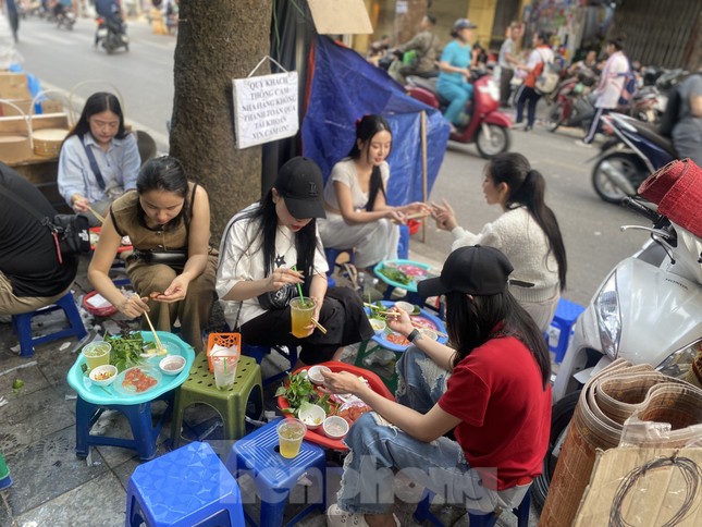 Khách xếp hàng chờ ăn món mỗi năm chỉ có một lần ở Hà Nội ảnh 2