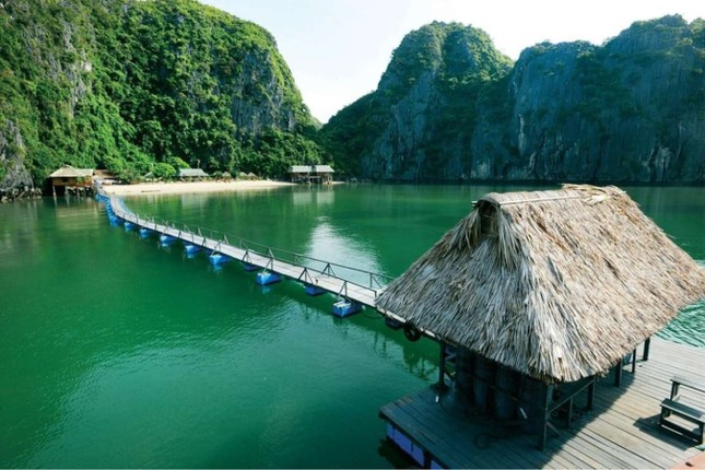 Du khách ngỡ ngàng vì vẻ đẹp của 'em gái vịnh Hạ Long' ảnh 3