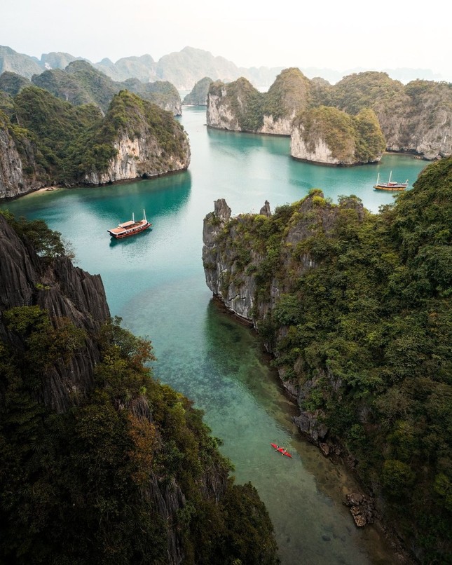 Du khách ngỡ ngàng vì vẻ đẹp của 'em gái vịnh Hạ Long' ảnh 2