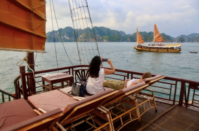 Chưa nghỉ lễ đã 'cháy' tour du thuyền vịnh Hạ Long ảnh 2