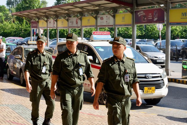 Hôm nay 94.000 người đổ về sân bay Nội Bài ảnh 2