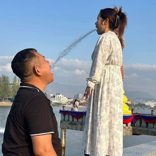 Kiểu tạo dáng 'phát ra tiếng cười' ở đài phun nước có 1-0-2 ảnh 2
