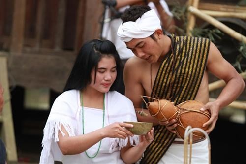 Người dân tộc nào ở nước ta với phong tục bắt chồng?