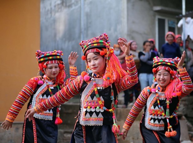 Trong ngày Tết của người Hà Nhì dâng cúng tổ tiên, lễ vật bắt buộc các gia đình phải có là gì?