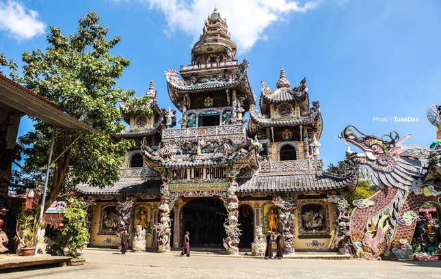 Chùa Linh Phước, cách trung tâm thành phố Đà Lạt 8 km, được mệnh danh là chùa?