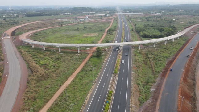 Tuyến cao tốc nào được thông xe năm 2023?