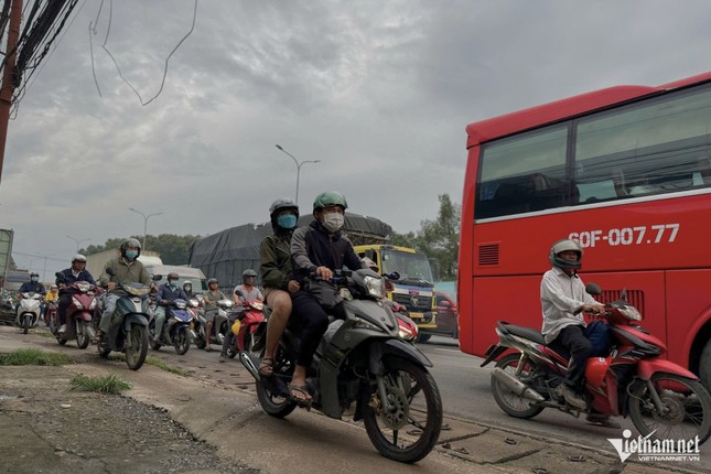 Cao tốc TPHCM - Long Thành tạm đóng, nghìn ô tô 'rồng rắn' trên quốc lộ 51 ảnh 4