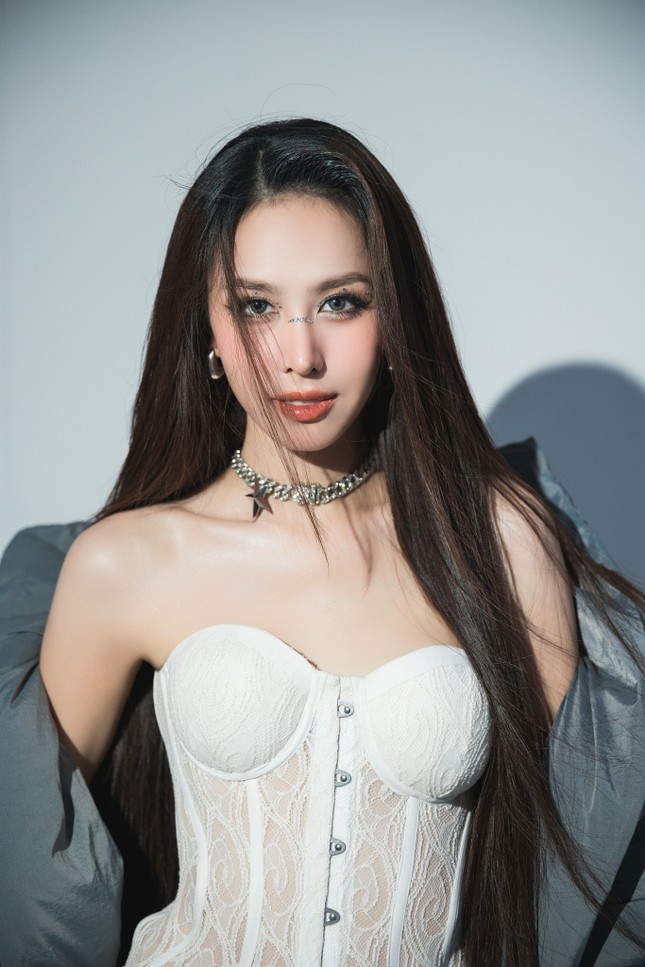 Á hậu Ngọc Hằng đi hát, lấy nghệ danh là HERA ảnh 2