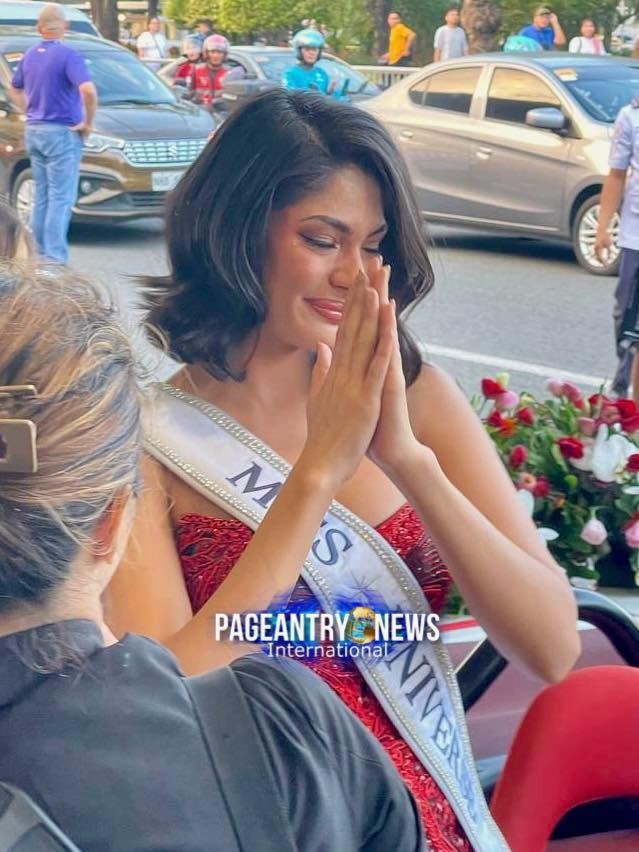 Hoa hậu đẹp nhất thế giới khóc nức nở ở Philippines ảnh 2