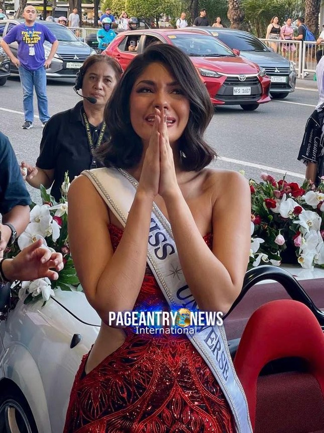 Hoa hậu đẹp nhất thế giới khóc nức nở ở Philippines ảnh 1