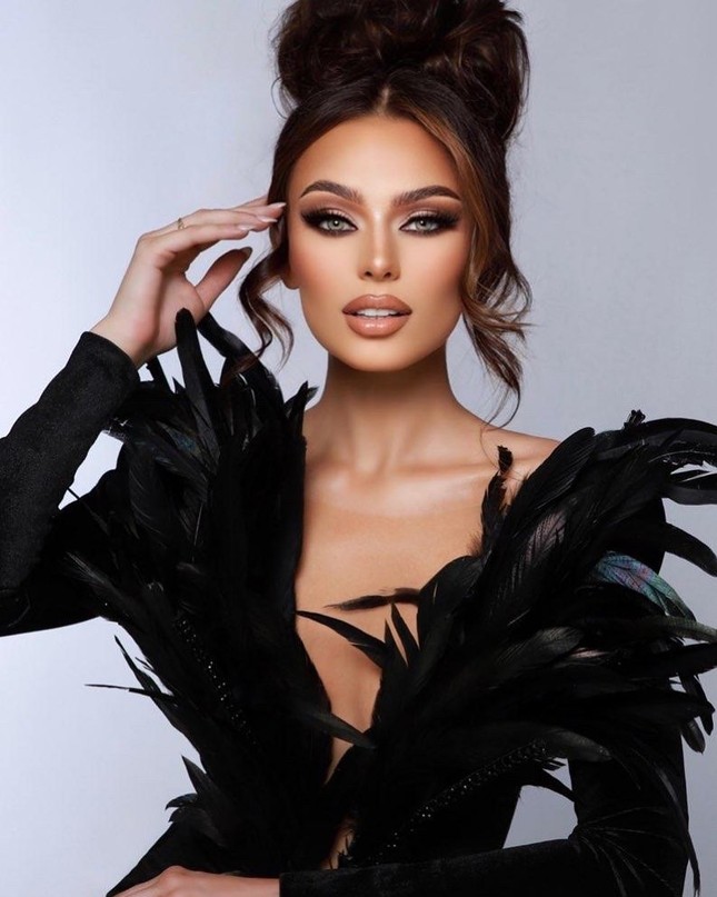Điểm bất thường trong tâm thư từ bỏ danh hiệu của Hoa hậu Mỹ ảnh 2
