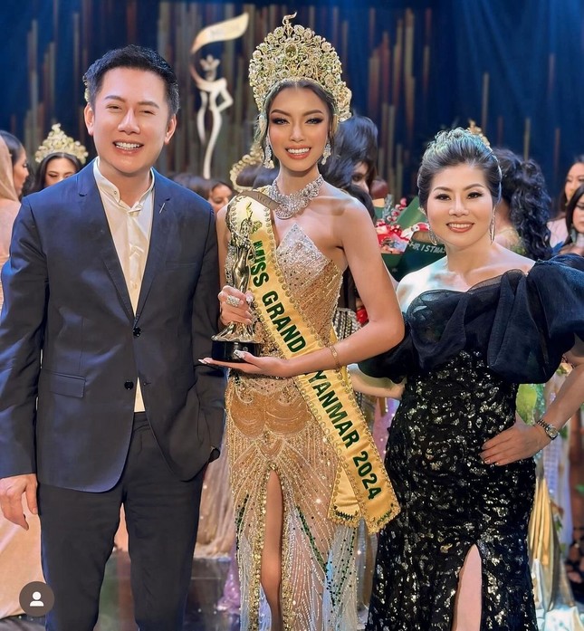 Ông Nawat họp báo để nói về vụ người đẹp Myanmar tháo vương miện, bỏ về ảnh 1
