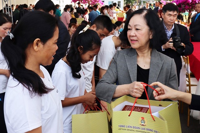 Thường trực Ban Bí thư tặng quà Tết cho người lao động ở Lâm Đồng ảnh 1