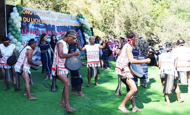 Giới trẻ tấp nập đi lễ chùa, trẩy hội tình yêu ở thác Pongour ảnh 3