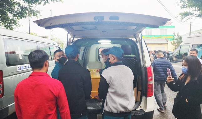 Vụ cháy ở Đà Lạt: Nhói lòng cảnh mẹ nằm xe cấp cứu đưa quan tài 3 con về quê ảnh 4