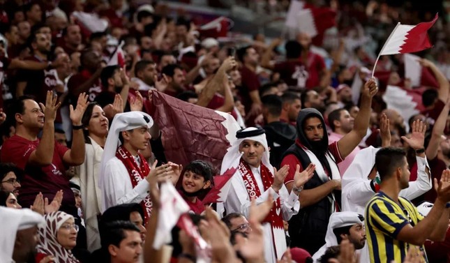 Người hâm mộ Qatar bỏ về giữa chừng và sự thật trần trụi trong ngày khai mạc World Cup 2022 ảnh 2