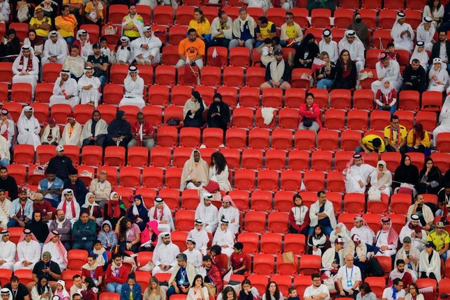 Người hâm mộ Qatar bỏ về giữa chừng và sự thật trần trụi trong ngày khai mạc World Cup 2022 ảnh 3