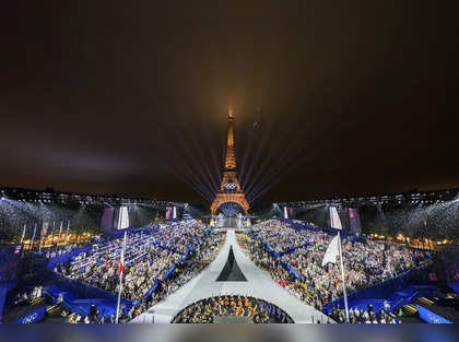 Lễ bế mạc Olympic Paris 2024: Từ nội dung được chỉnh sửa sau lễ khai mạc gây tranh cãi đến màn đu dây của Tom Cruise- Ảnh 1.