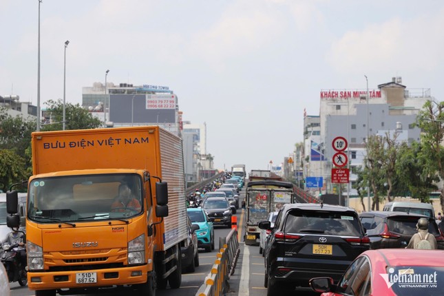 Hầm chui, cầu vượt cửa ngõ Tân Sơn Nhất kẹt xe kéo dài ảnh 10