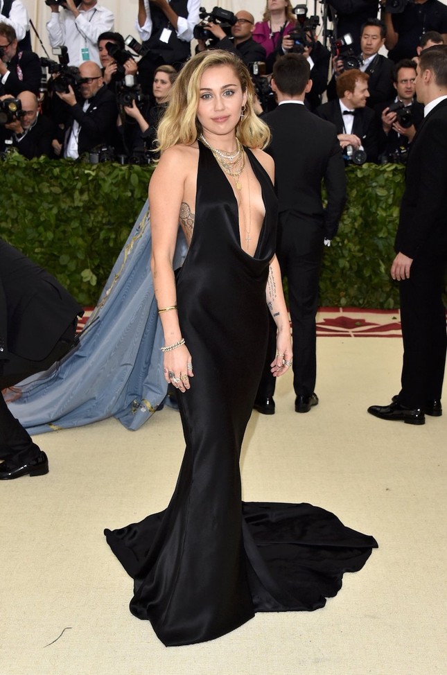 Miley Cyrus wears too much revealing clothes at the prestigious Met fashion red carpet photo 2