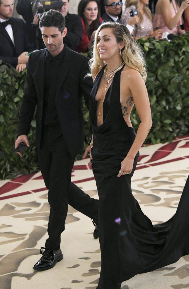 Miley Cyrus wears too much revealing clothes at the prestigious Met fashion red carpet photo 13