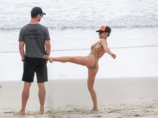 'God of Thunder' La esposa de Thor se muestra sexy y cariñosa con su marido en la playa foto 5