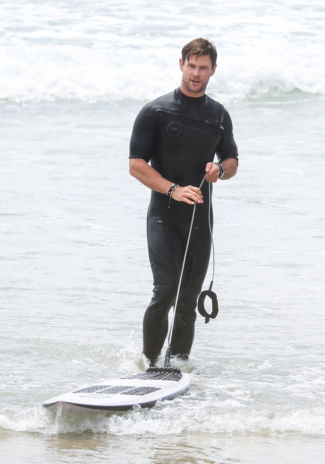 'God of Thunder' La esposa de Thor se muestra sexy y cariñosa con su marido en la playa foto 6