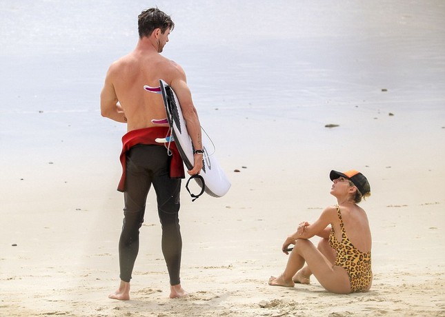 'God of Thunder' La esposa de Thor se muestra sexy y cariñosa con su marido en el mar foto 7