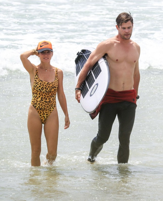 'God of Thunder' La esposa de Thor se muestra sexy y cariñosa con su marido en la playa foto 1