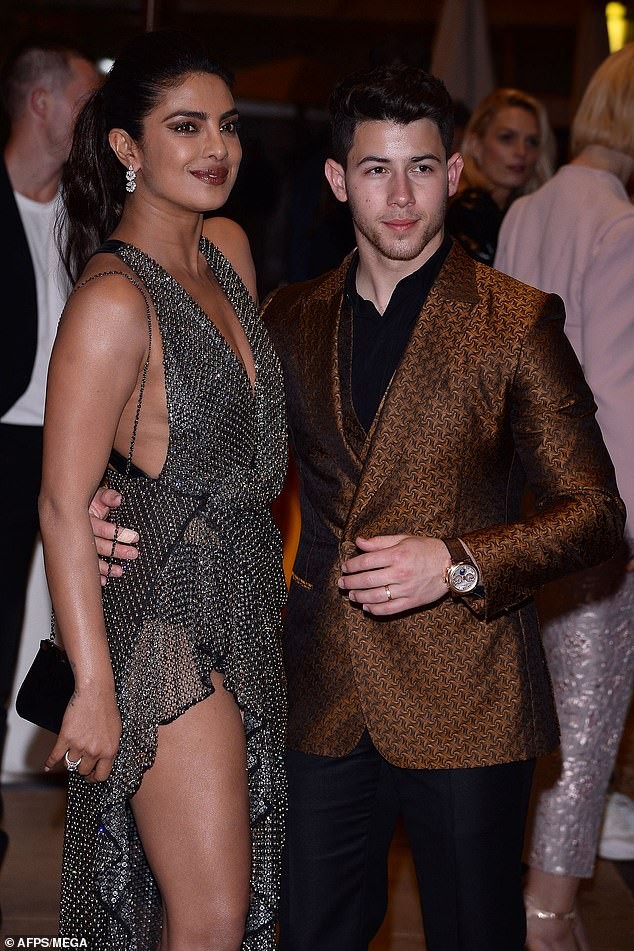 Hoa hậu Priyanka Chopra sexy hết nấc bên chồng trẻ ở Cannes ảnh 2