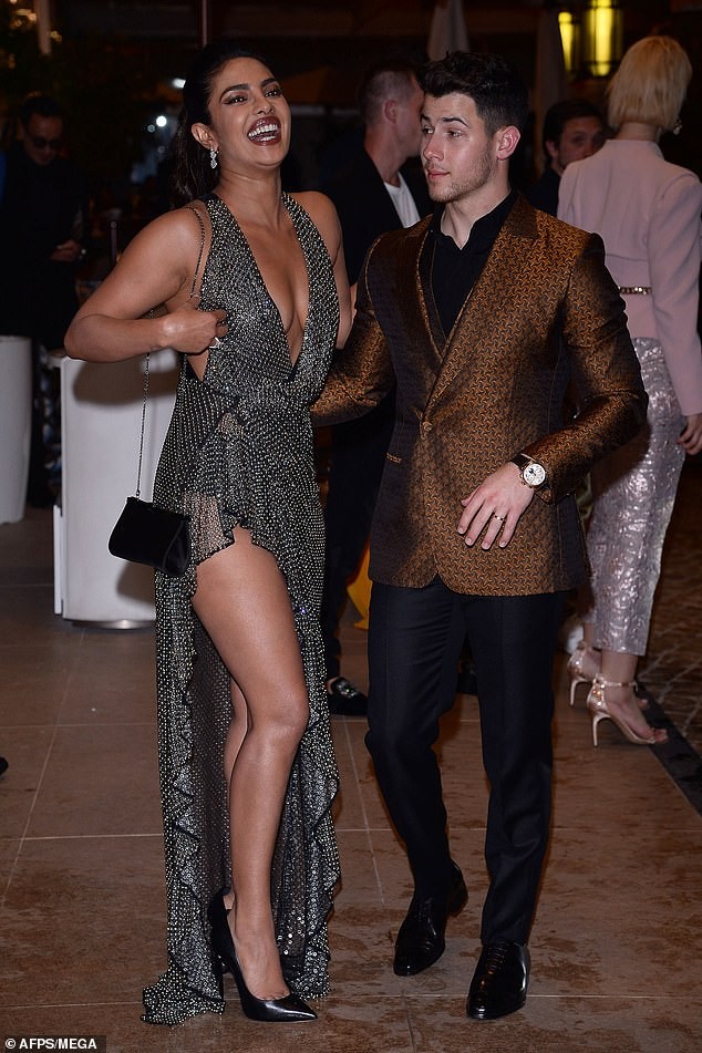 Hoa hậu Priyanka Chopra sexy hết nấc bên chồng trẻ ở Cannes ảnh 4