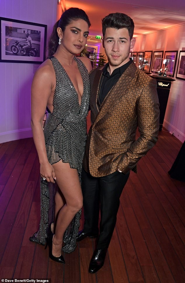 Hoa hậu Priyanka Chopra sexy hết nấc bên chồng trẻ ở Cannes ảnh 6