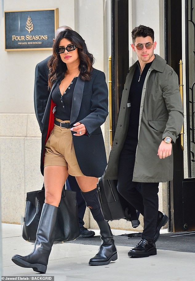 Hoa hậu Priyanka Chopra đẹp cá tính như một Fashionista trên phố ảnh 1