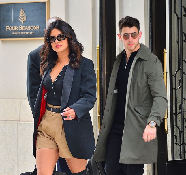 Hoa hậu Priyanka Chopra đẹp cá tính như một Fashionista trên phố ảnh 7