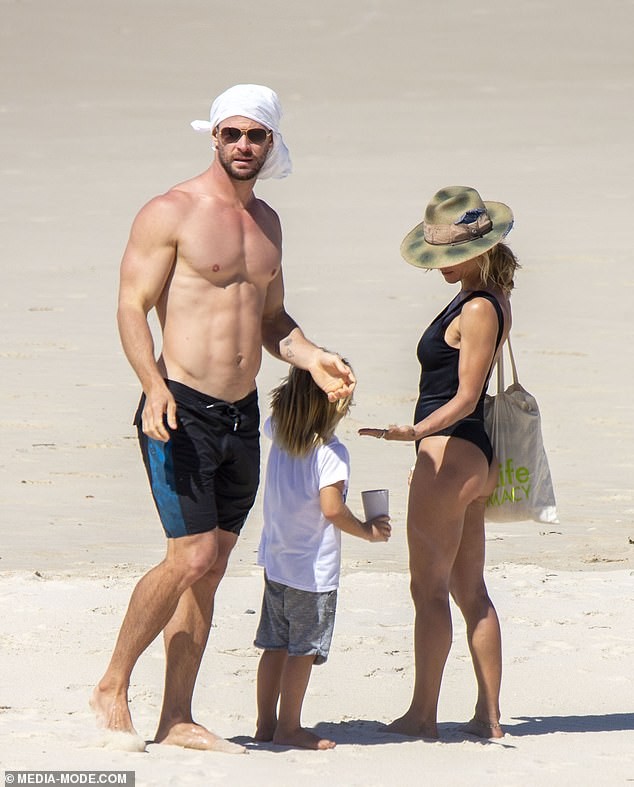 La esposa de 'God of Thunder' Chris Hemsworth presume su figura en traje de baño mientras va a la playa con su marido foto 1