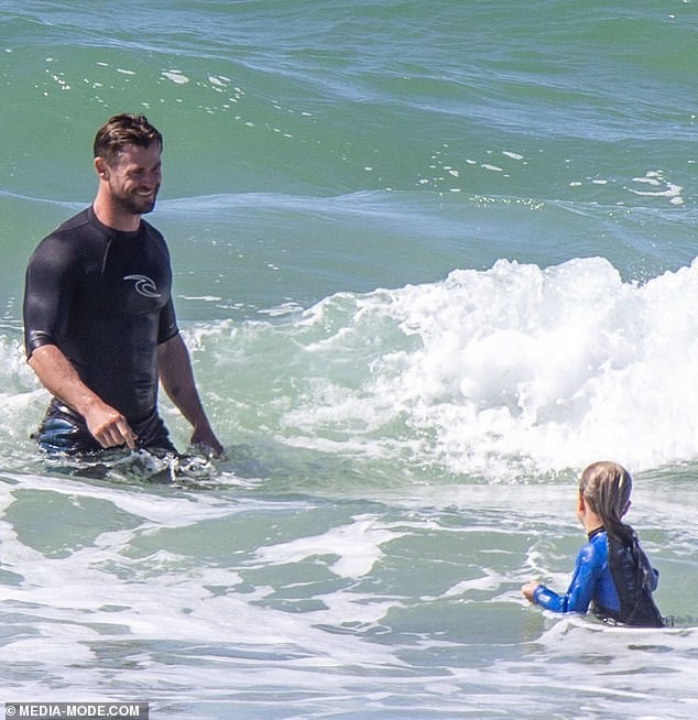 La esposa de 'God of Thunder' Chris Hemsworth luce su figura en traje de baño mientras va a la playa con su marido en la foto 4