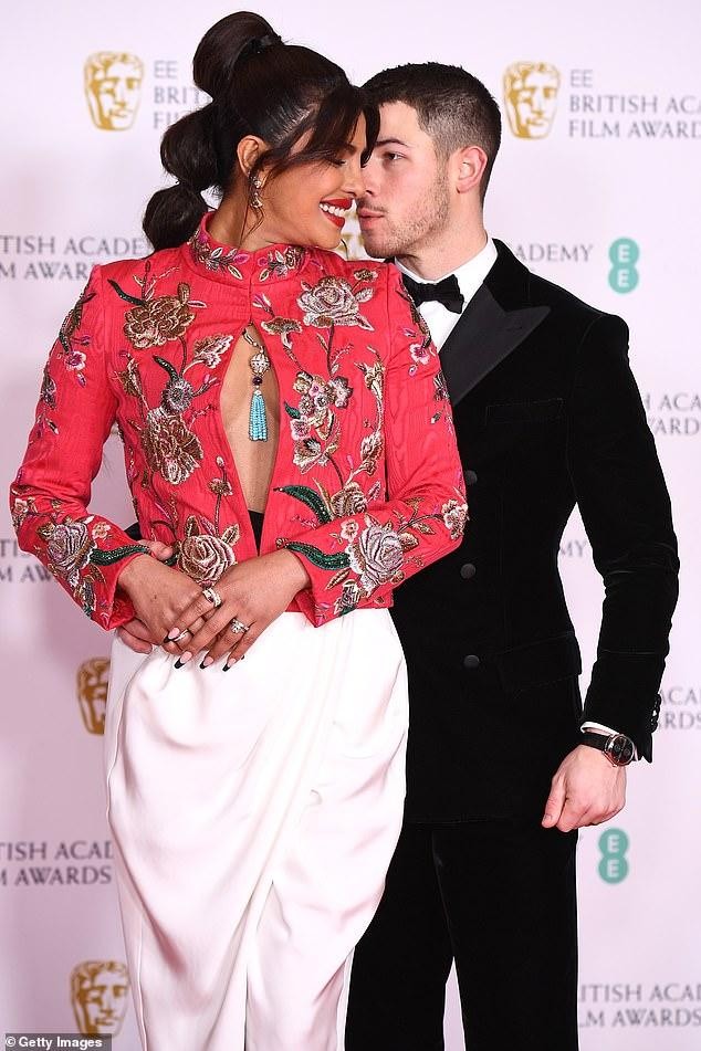 Without underwear, Miss Priyanka Chopra shows off her full breasts next to her husband who is 10 years younger than her on the red carpet in photo 6