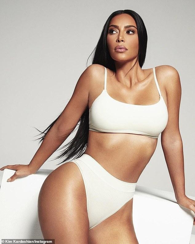 Kim Kardashian tung ảnh mặc ʙικιɴι ɴuᴅᴇ cực nóng bỏng ảnh 5