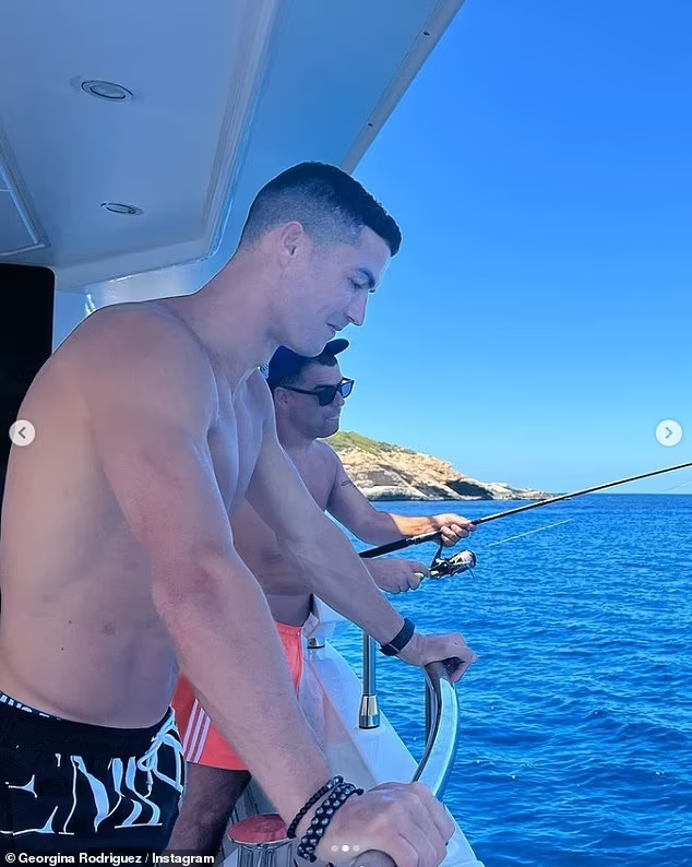 La novia de Cristiano Ronaldo publica fotos en bikini luciendo su busto 'ardiente', foto 2