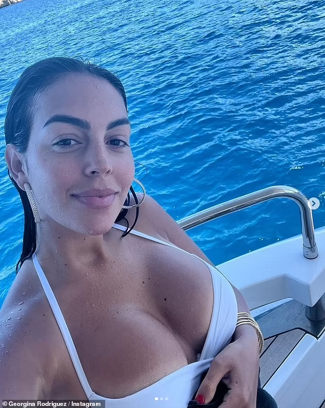 La novia de Cristiano Ronaldo publica fotos en bikini luciendo su busto 'ardiente', foto 1