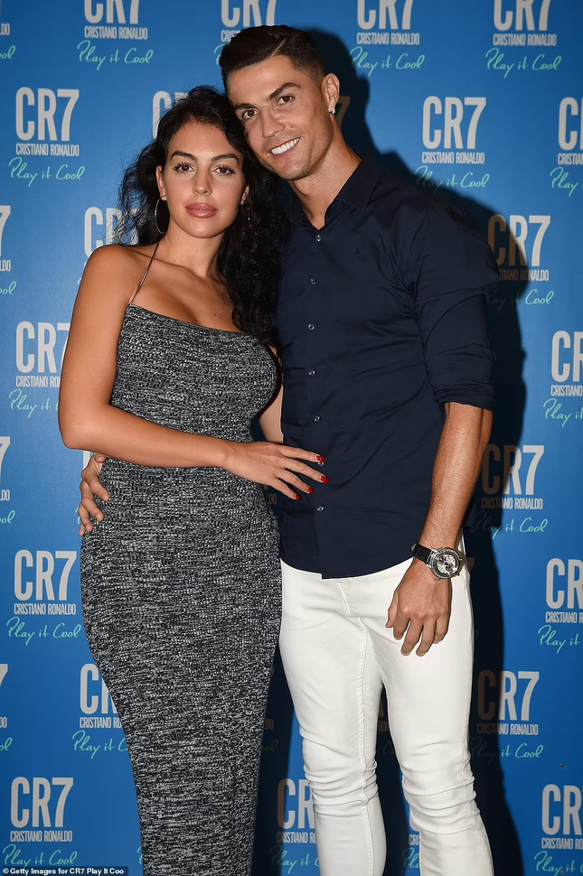 La novia de Cristiano Ronaldo luce sus 'impresionantes' curvas en la alfombra roja de Venecia foto 6