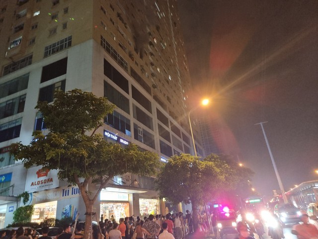 Cháy căn hộ chung cư ở Hà Nội, người dân hoảng loạn tháo chạy ảnh 4