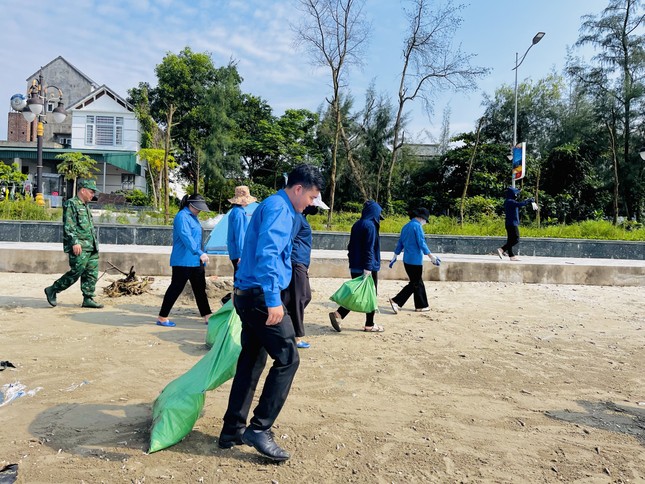 Thanh niên cùng chiến sĩ biên phòng dọn rác trên biển Trà Cổ ảnh 2