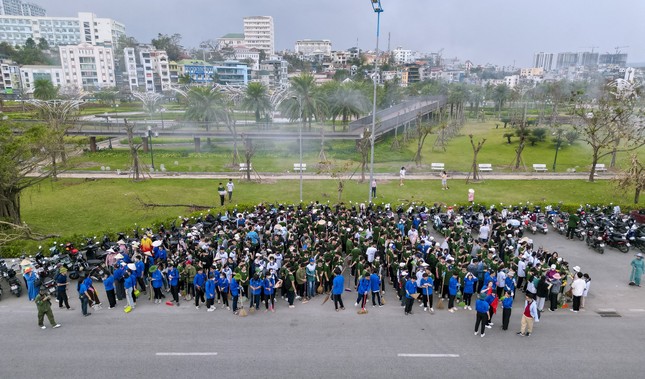 Hàng vạn thanh niên Hạ Long ra quân làm sạch môi trường ảnh 1