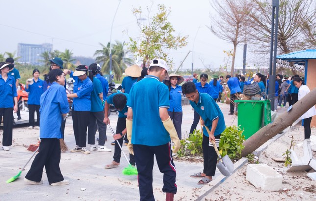 Hàng vạn thanh niên Hạ Long ra quân làm sạch môi trường ảnh 8