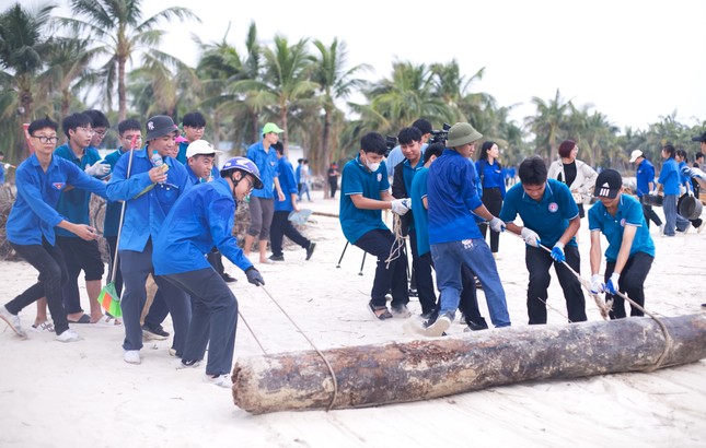 Hàng vạn thanh niên Hạ Long ra quân làm sạch môi trường ảnh 10