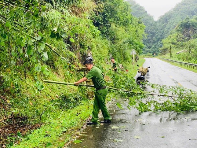 Chiến sĩ công an Cao Bằng hỗ trợ người dân vùng sạt lở, thiệt hại do bão số 3 ảnh 6