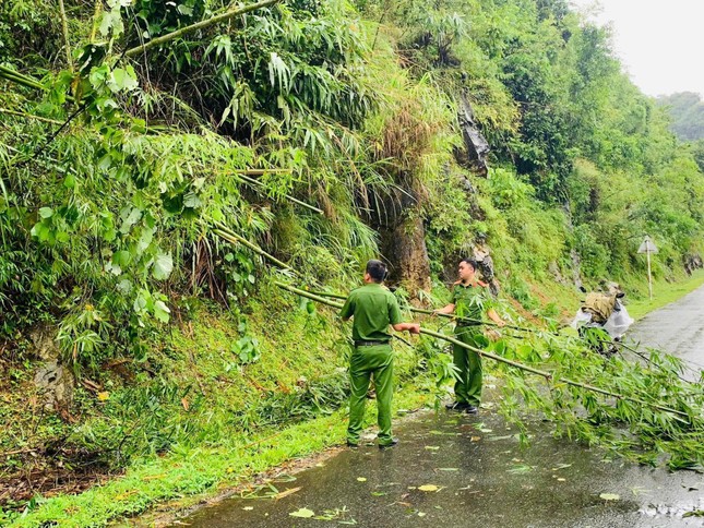 Chiến sĩ công an Cao Bằng hỗ trợ người dân vùng sạt lở, thiệt hại do bão số 3 ảnh 5