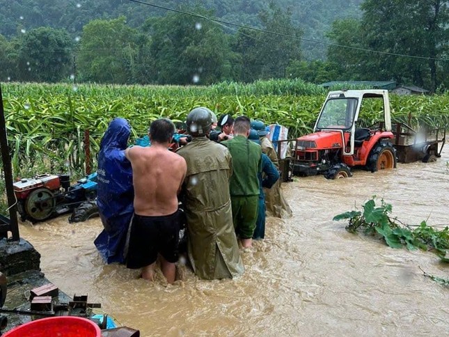 Chiến sĩ công an Cao Bằng hỗ trợ người dân vùng sạt lở, thiệt hại do bão số 3 ảnh 8