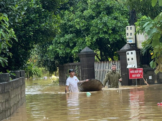 Chàng rể Tây tất bật nấu cơm, tiếp sức bà con vùng lũ ảnh 4